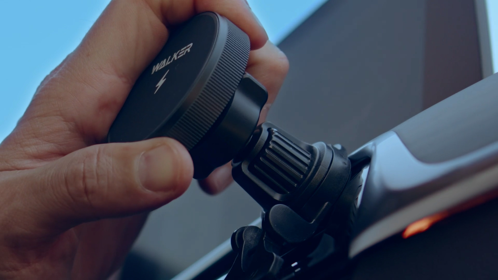 Как выбрать автодержатель: виды креплений, функционал и советы по установке